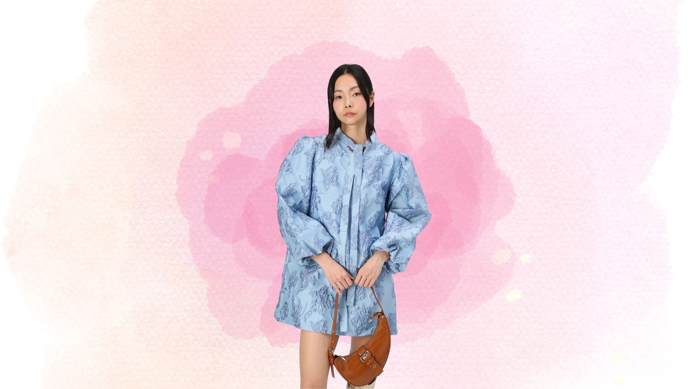 Comment moderniser une robe à motif fleuri pour un look chic et actuel ?