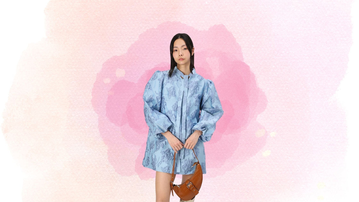 Comment moderniser une robe à motif fleuri pour un look chic et actuel ?
